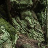 Skały zlokalizowane w kompleksie leśnym w Rezerwacie Diable Skały w Bukowcu.