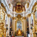 Prezbiterium kościoła w kolorze białym i złotym. Sufit ozdobiony malowidłami.