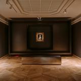 Obraz Dama z gronostajem autorstwa Leonardo daVinci w nowoczesnej sali wystawowej Muzeum Czartoryskich