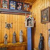 Wystawa ludowych obrazów malowanych na szkle, rzeźb i świątków. Na środku mała kapliczka.