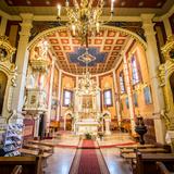 Wnętrze drewnianego kościoła - trójbocznie zamknięte, bogato zdobione, złocone prezbiterium z ołtarzem głównym w kolorze biało-złotym, z obrazem. Po lewej stronie ambona, po prawej chrzcielnica, dwa ołtarze boczne. Ściany i sufit pokrywa polichromia.