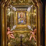 Cudowny obraz Matki Boskiej Tuchowskiej, renesansowy wizerunek Madonny z Dzieciątkiem, które trzyma  dłoni jabłko. Obraz jest ubrany w srebrne sukienki, koronowany, umieszczony w złotych ramach, które podtrzymują dwa anioły.