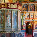 Ambona w cerkwi z wizerunkami świętych. W tle ikonostas.