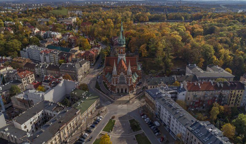 Widok na krakowskie Podgórze z góry. W centrum Kościół świętego Józefa