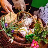 Imagen: Traditional Easter basket and customs of Holy Saturday