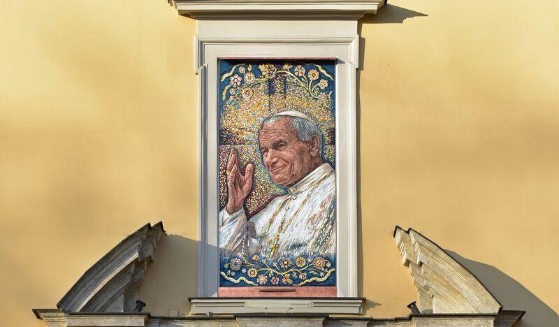 Kolorowa mozaika autorstwa Magdaleny Czeskiej przedstawiająca Jana Pawła II, zajmuje całą ramę okna nad bramą wjazdową do Pałacu Biskupów Krakowskich przy ulicy Franciszkańskiej.