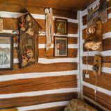 Ściany drewnianego domu udekorowane płaskorzeźbami