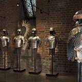 widok na zbroje rycerskie na Zamku Królewskim na Wawelu