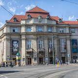 Budynek krakowskiej filharmonii widziany od strony ulicy Franciszkańskiej i plant.