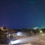 Widok na oświetloną stację narciarską Słotwiny Arena, w tle wyciąg krzesełkowy