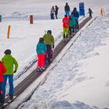 Grupa narciarzy na przenośniku taśmowym na stacji Tylicz Ski