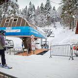Snowboardzista na stacji narciarskiej Magura Ski Park, w tle wyciąg krzesełkowy