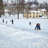 Nauka jazdy dzieci na wyciągu narciarskim Smerekowiec, widok na wyciąg talerzykowy