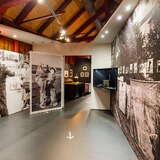 Zdjęcia w sepii w wielkich formatach, na ścianach sali ekspozycyjnej w Muzeum Fotografii w Krakowie.