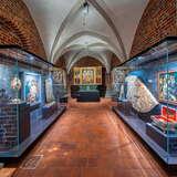 pomieszczenie z gablotami, w których znajdują się przedmioty związane z religią chrześcijańską w Muzeum Duchowości i Kultury Cystersów  Opactwo Cystersów Kraków Mogiła