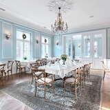 stylowe wnętrze restauracji willa Fryderyka z błękitnymi ścianami i stołami nakrytymi białymi obrusami.