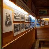 Sala wystawowa, drewniane ściany, na których wyeksponowano wiele zdjęć Wincentego Witosa.