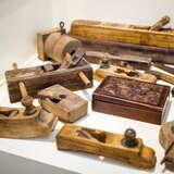 Wyroby drewniane leżące na stole w muzeum - wystawa