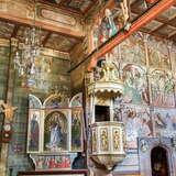 Wnętrze kościoła, bogato zdobione i polichromowane z ołtarzem bocznym i amboną.