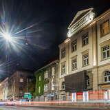 Bydynek Teatru Stu w ciągu budynków przy alei Zygmunta Krasińskiego widziany nocą