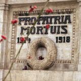 Płyta pomnika z napisem w języku łacińskim Pro Patria Mortuis 1914–1918.