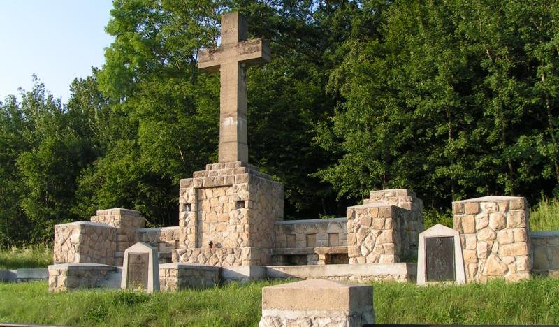 Kamienny krzyż na cmentarzu.