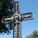 Żeliwny, ażurowy krzyż na cmentarzu nr 327 w Niepołomicach.