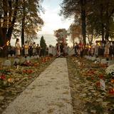 Alejka na cmentarzu nr 327 w Niepołomicach w czasie jesiennych uroczystości.