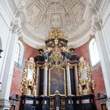 Zdobiony, wysoki ołtarz ołtarz główny. Bogata dekoracja stiukowa w kopule.