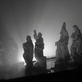 Rzeźby apostołów na ogrodzeniu przed kościołem, we mgle.