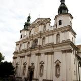 Kościół z białą barokową fasadą.