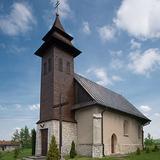 Kościół z kamienno-drewnianą wieżą, murowany.