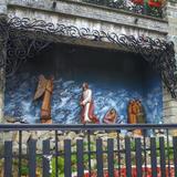 Rzeźby Chrystusa i anioła we wnęce na zewnątrz kościoła.
