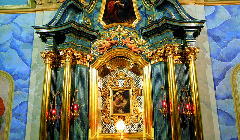Ołtarz główny z kolumnami z zielonego marmuru, bogato zdobiony i złocony. Na środku obraz Madonny.