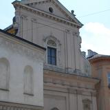 Fasada kościoła widziana z boku.
