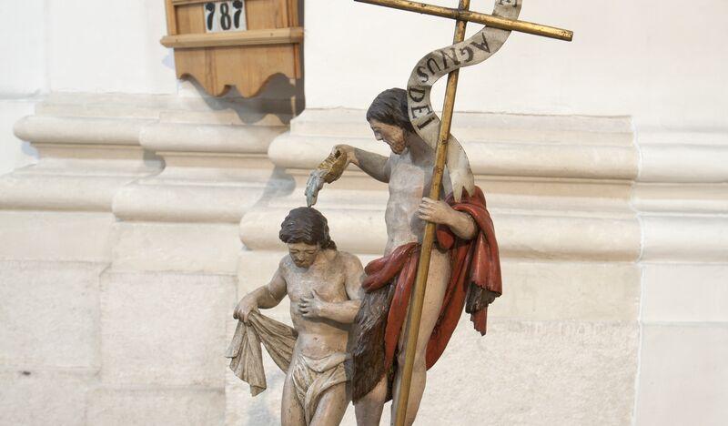 Figura Chrzest na pokrywie chyrzcielnicy.