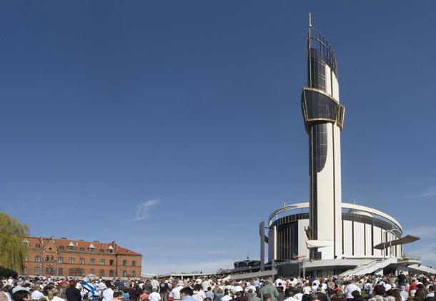 Widok na sanktuarium w Łagiewnikach, błękitne niebo