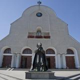 Pomnik Jana Pawła II przed kościołem.