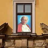 Portretowe zdjęcie papieża w oknie.